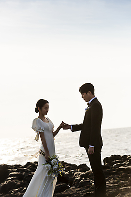 포토 JPG 주간 전신 응시 여자 남자 바다 부케 웨딩드레스 결혼 사랑 서기 미소 들기 정장 턱시도 상반신 20대 성인 야외 두명 옆모습 30대 제주도 손잡기 한국인 바위 신랑신부 성인만 수평선 웨딩촬영 국내포토 자연요소 시선 드레스 옷 감정 신부_웨딩 뷰포인트 꽃다발 신랑 모션 한국 표정 사람 동양인 이벤트 청년 장년 돌_바위 기념사진 파일형식