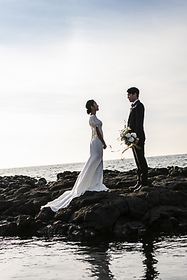 포토 JPG 주간 전신 구름 여자 남자 바다 부케 웨딩드레스 결혼 하늘 사랑 서기 미소 들기 정장 턱시도 20대 성인 해변 야외 두명 옆모습 30대 제주도 마주보기 한국인 바위 신랑신부 성인만 수평선 웨딩촬영 국내포토 자연요소 드레스 옷 감정 신부_웨딩 뷰포인트 꽃다발 신랑 모션 한국 표정 사람 동양인 이벤트 청년 장년 돌_바위 기념사진 파일형식