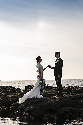 포토 JPG 주간 전신 여자 남자 바다 부케 웨딩드레스 결혼 하늘 사랑 서기 미소 들기 정장 턱시도 20대 성인 해변 야외 두명 옆모습 30대 제주도 마주보기 손잡기 한국인 바위 신랑신부 성인만 수평선 웨딩촬영 국내포토 자연요소 드레스 옷 감정 신부_웨딩 뷰포인트 꽃다발 신랑 모션 한국 표정 사람 동양인 이벤트 청년 장년 돌_바위 기념사진 파일형식