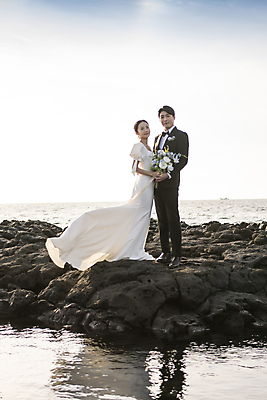 포토 JPG 주간 전신 응시 여자 남자 바다 부케 웨딩드레스 결혼 하늘 사랑 서기 미소 들기 정장 턱시도 20대 성인 해변 야외 두명 앞모습 옆모습 30대 제주도 한국인 바위 신랑신부 성인만 수평선 웨딩촬영 국내포토 자연요소 시선 드레스 옷 감정 신부_웨딩 뷰포인트 꽃다발 신랑 모션 한국 표정 사람 동양인 이벤트 청년 장년 돌_바위 기념사진 파일형식