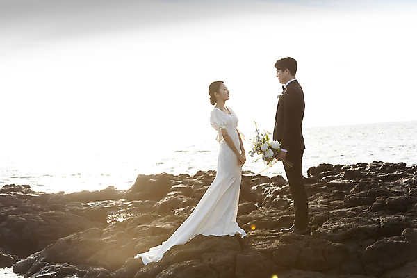 포토 JPG 주간 전신 여자 남자 바다 부케 웨딩드레스 결혼 사랑 서기 미소 들기 정장 턱시도 20대 성인 해변 야외 두명 옆모습 30대 햇빛 제주도 마주보기 한국인 바위 손모으기 신랑신부 성인만 수평선 웨딩촬영 국내포토 자연요소 드레스 옷 감정 신부_웨딩 뷰포인트 꽃다발 신랑 모션 한국 표정 사람 동양인 손짓 이벤트 청년 장년 태양 돌_바위 기념사진 파일형식