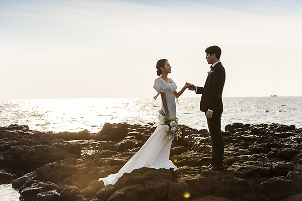 포토 JPG 주간 전신 여자 남자 바다 부케 웨딩드레스 결혼 사랑 서기 미소 들기 정장 턱시도 20대 성인 해변 야외 두명 옆모습 30대 햇빛 제주도 마주보기 손잡기 한국인 바위 신랑신부 성인만 수평선 웨딩촬영 국내포토 자연요소 드레스 옷 감정 신부_웨딩 뷰포인트 꽃다발 신랑 모션 한국 표정 사람 동양인 이벤트 청년 장년 태양 돌_바위 기념사진 파일형식