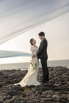 포토 JPG 주간 전신 여자 남자 바다 부케 웨딩드레스 결혼 안기 날리기 면사포 사랑 서기 미소 들기 정장 턱시도 20대 성인 해변 야외 두명 옆모습 30대 제주도 마주보기 한국인 바위 신랑신부 성인만 수평선 웨딩촬영 국내포토 자연요소 드레스 옷 감정 신부_웨딩 뷰포인트 꽃다발 신랑 모션 한국 표정 사람 동양인 이벤트 청년 장년 돌_바위 결혼소품 기념사진 파일형식