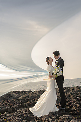 포토 JPG 주간 전신 여자 남자 바다 부케 웨딩드레스 결혼 안기 날리기 면사포 사랑 서기 미소 들기 정장 턱시도 20대 성인 해변 야외 두명 옆모습 30대 제주도 눈감음 한국인 바위 신랑신부 성인만 수평선 웨딩촬영 국내포토 자연요소 드레스 옷 감정 신부_웨딩 뷰포인트 꽃다발 신랑 모션 한국 표정 사람 동양인 이벤트 청년 장년 돌_바위 결혼소품 기념사진 파일형식