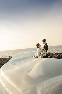 포토 JPG 주간 전신 여자 남자 바다 부케 웨딩드레스 결혼 하늘 날리기 면사포 사랑 서기 미소 들기 정장 턱시도 20대 성인 야외 두명 옆모습 30대 제주도 마주보기 한국인 신랑신부 성인만 수평선 웨딩촬영 국내포토 자연요소 드레스 옷 감정 신부_웨딩 뷰포인트 꽃다발 신랑 모션 한국 표정 사람 동양인 이벤트 청년 장년 결혼소품 기념사진 파일형식
