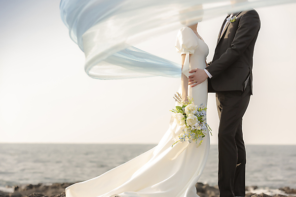 포토 JPG 주간 전신 여자 남자 바다 웨딩드레스 결혼 안기 날리기 면사포 사랑 서기 정장 턱시도 20대 성인 야외 두명 옆모습 30대 제주도 한국인 신랑신부 성인만 수평선 웨딩촬영 국내포토 자연요소 드레스 옷 감정 신부_웨딩 뷰포인트 신랑 모션 한국 사람 동양인 이벤트 청년 장년 결혼소품 기념사진 파일형식