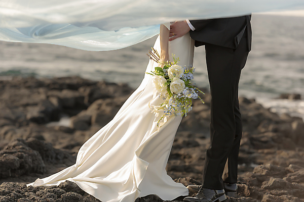 포토 JPG 주간 전신 여자 남자 바다 부케 웨딩드레스 결혼 안기 날리기 면사포 사랑 서기 들기 정장 턱시도 20대 성인 야외 두명 옆모습 아웃포커스 30대 제주도 한국인 하반신 신랑신부 성인만 웨딩촬영 국내포토 자연요소 드레스 옷 감정 신부_웨딩 뷰포인트 꽃다발 신랑 모션 한국 촬영기법 사람 동양인 이벤트 청년 장년 결혼소품 기념사진 파일형식