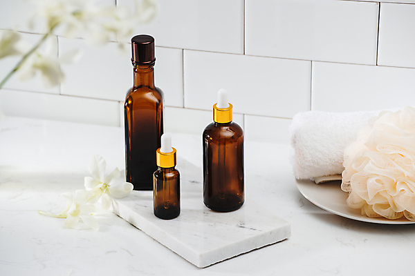 포토 JPG 해외이미지 실내 사람없음 수건 뷰티 피부관리 흰배경 스킨케어 단상 공병 난초꽃 샤워볼 앰플 목업 브랜딩 해외포토 꽃 백그라운드 내부 위생용품 흰색 난초 병_담는 파일형식 이미지허브