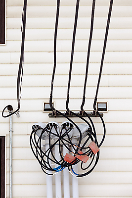 포토 JPG 해외이미지 외관 벽 넥타이 주택 외벽 사람없음 건물 목재 힘 에너지 전선 연결 접속 교차로 상업 철사 복잡 설치 전압 현재 공급 해외포토 나무 건축물 잡화 길 컨셉 재료 파일형식 이미지허브