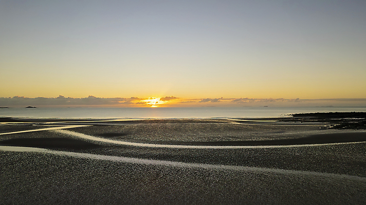포토 JPG 해외이미지 구름 모래 바다 여행 백그라운드 오렌지 자연 조류 하늘 아침 거리 안테나 풍경 사람없음 야외 물 여름 빛 모래사장 햇빛 태양 반사 일출 환경 어둠 새벽 호주 망토 땅 썰물 부드러움 진흙 광 소금물 해일 수평선 해외포토 주간 자연요소 동물 계절 과일 통신 노을 감각 오세아니아 자연재해 생태계 파일형식 이미지허브