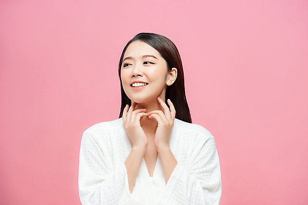 포토 JPG 해외이미지 응시 여자 실내 한명 동양인 손짓 상반신 성인 앞모습 뷰티 가운 성인여자한명만 분홍색배경 해외포토 1 시선 옷 뷰포인트 분홍색 백그라운드 모션 사람 인종 내부 여자한명만 성인여자만 파일형식 이미지허브