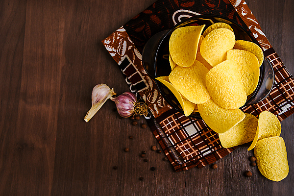 포토 JPG 해외이미지 실내 마늘 사람없음 하이앵글 식탁보 감자칩 나무배경 해외포토 뷰포인트 백그라운드 채소 내부 과자 칩_음식 파일형식 이미지허브