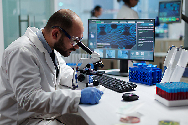 포토 JPG 해외이미지 응시 여자 남자 과학 실내 실험기구 실험 상반신 성인 옆모습 아웃포커스 세명 모니터 실험복 실험실 과학자 보안경 샬레 시험도구 연구소 성인만 방호복 해외포토 직업 시선 옷 뷰포인트 촬영기법 사람 내부 컴퓨터 도구 가운 안전장비 학자 파일형식 이미지허브