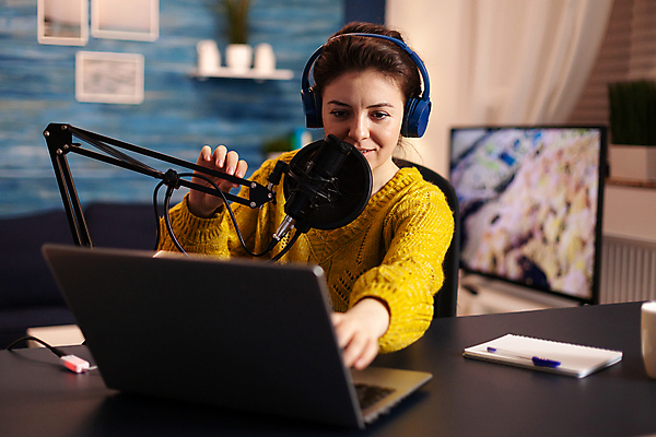 포토 JPG 해외이미지 여자 한명 상반신 성인 앞모습 파란색 노트북 펜 모니터 촬영 헤드셋 공책 잡기 책상 마이크 방송 촬영실 성인여자한명만 유튜버 해외포토 1 뷰포인트 컬러 음향기기 가구 모션 문구용품 사람 전자제품 컴퓨터 필기구 헤드폰 공간 여자한명만 성인여자만 파일형식 크리에이터 이미지허브