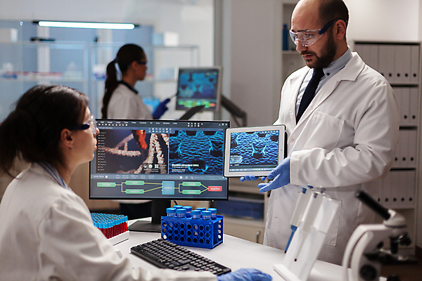 포토 JPG 해외이미지 여자 남자 과학 실내 실험기구 실험 들기 상반신 성인 옆모습 세명 태블릿 마주보기 모니터 실험복 실험실 과학자 보안경 연구소 성인만 방호복 해외포토 직업 옷 뷰포인트 모션 사람 내부 전자제품 스마트기기 컴퓨터 가운 안전장비 학자 파일형식 이미지허브