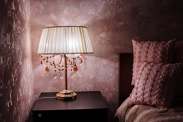 포토 JPG 해외이미지 1 디자인 벽 가구 베개 침구 벽지 탁자 호텔 휴식 아파트 주택 실내 따뜻함 사람없음 내부 목재 장식 빛 어둠 침실 방 흰색 침대 램프 잠 고급 우아함 야간 담요 복고 리빙 매트리스 스타일 안락 해외포토 자연요소 나무 컬러 생활용품 컨셉 재료 숙소 조명 건물 파일형식 이미지허브