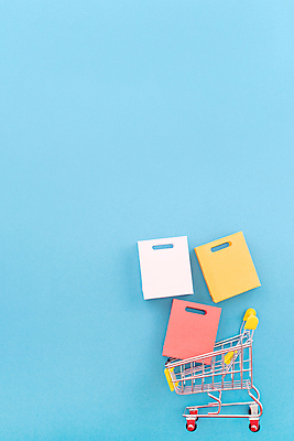 포토 JPG 해외이미지 실내 사람없음 쇼핑 쇼핑백 쇼핑카 미니어처 오브젝트 파란배경 해외포토 백그라운드 가방 내부 파란색 모형 카트 파일형식 이미지허브