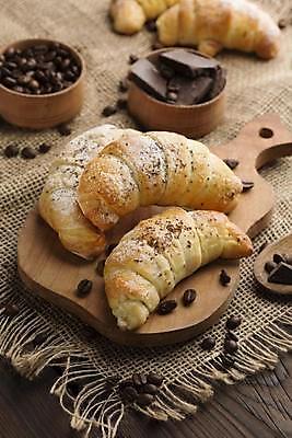 포토 JPG 해외이미지 디저트 사람없음 초콜릿 크루아상 삼베 나무도마 해외포토 음식 빵 도마 목재 파일형식 천_직물 이미지허브