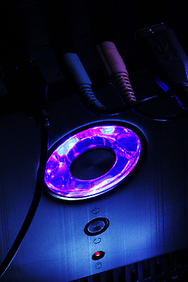 포토 JPG 해외이미지 산업 인터넷 비즈니스 통신 버튼 열쇠 직장 사람없음 파란색 노트북 전자제품 컴퓨터 숫자 자료 어둠 장비 정보 공구 키보드 업무 코드 USB 편지 사이버 심볼 묘사 오브젝트 네온 철사 스위치 서명 주인 소통 다이오드 입력 키패드 하드웨어 공급 주도 해외포토 문자 컬러 컨셉 회사 도구 예절 작업 파일형식 이미지허브