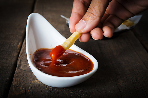 포토 JPG 해외이미지 손 음식 손가락 감자 사람 사람없음 노란색 흐름 튀김 맛 케첩 프랑스어 해로움 맛있는 해외포토 문자 컬러 컨셉 채소 신체부위 소스_음식 파일형식 이미지허브