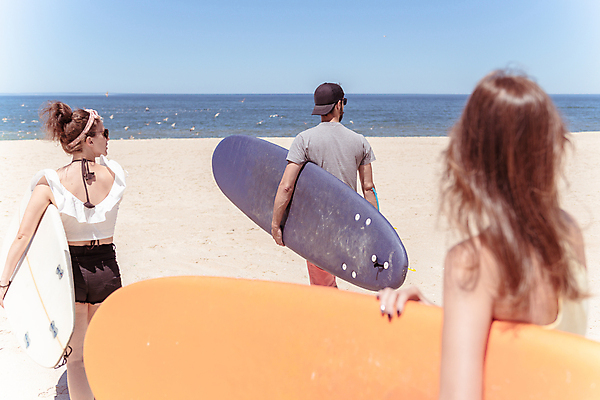 포토 JPG 해외이미지 주간 여자 남자 수영복 바다 하늘 들기 상반신 성인 해변 야외 뒷모습 세명 선글라스 서핑보드 성인만 수평선 해외포토 자연요소 옷 안경 뷰포인트 모션 사람 보드_스포츠 파일형식 이미지허브