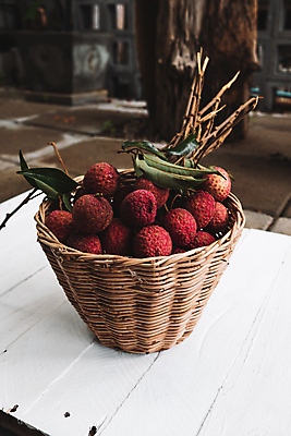 포토 JPG 해외이미지 잎 과일 자연 탁자 사람없음 가로 빨간색 하이앵글 컬러풀 바구니 그룹 해외포토 식물 뷰포인트 컬러 가구 생태계 파일형식 이미지허브