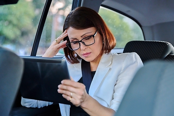 포토 JPG 해외이미지 백인 직업 응시 여자 감정 40대 여행 인터넷 의자 비즈니스 통신 창문 교통시설 자동차 노동자 스트레스 피곤 한명 사람 앉기 정장 성인 스마트폰 알약 슬픔 도시 작업 비즈니스우먼 좌절 옷입기 바쁨 택시 승객 문제 경영 심각 우울증 해외포토 서양인 1 시선 옷 육상교통 중년 가구 교통 컨셉 모션 승용차 핸드폰 스마트기기 약 직장인 질병 시설 파일형식 이미지허브