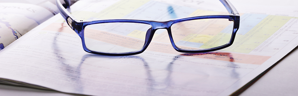 포토 JPG 해외이미지 종이 안경 비즈니스 사람없음 가로 파란색 독서 유행 자료 정보 투명 뉴스 잡지 인쇄 플라스틱 싱글 문서 시력 문학 비전 페이지 광학 해외포토 잡화 컬러 재질 간행물 파일형식 이미지허브