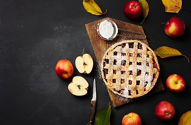 포토 JPG 해외이미지 낙엽 검은배경 단면 디저트 실내 사람없음 채망 달콤 사과 과도 나무도마 슈가파우더 애플파이 해외포토 음식 백그라운드 잎 과일 주방용품 도마 내부 목재 검은색 맛 파이_빵 파일형식 이미지허브