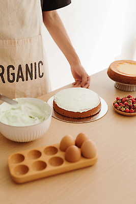 포토 JPG 해외이미지 그릇 남자 탁자 실내 요리 한명 들기 상반신 성인 앞모습 케이크 계란 생크림 산딸기 제빵 성인남자한명만 해외포토 1 식기 뷰포인트 가구 과일 모션 디저트 사람 내부 제과제빵 알 크림 남자한명만 성인남자만 파일형식 이미지허브