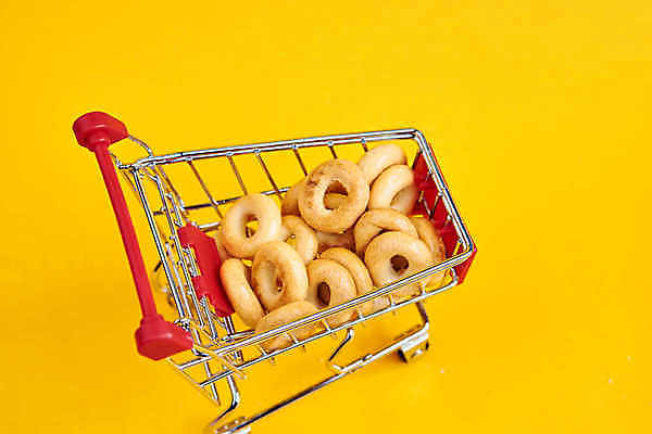 포토 JPG 해외이미지 실내 사람없음 쇼핑카 미니어처 오브젝트 베이글 노란배경 해외포토 빵 백그라운드 내부 쇼핑 노란색 모형 카트 파일형식 이미지허브