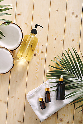 포토 JPG 해외이미지 실내 사람없음 하이앵글 수건 뷰티 오일 코코넛 야자수잎 앰플 천연화장품 나무배경 해외포토 음식 뷰포인트 백그라운드 잎 과일 내부 위생용품 화장품 파일형식 이미지허브