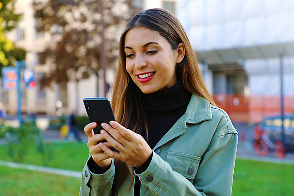 포토 JPG 해외이미지 백인 라이프스타일 계절 공원 여자 행복 겨울 인터넷 통신 모바일 거리 세포 한명 사람 성인 야외 스마트폰 핸드폰 유행 추위 잡기 도시 메시지 연결 전화기 스마트 히스패닉 문자메시지 채팅 브라질사람 해외포토 서양인 1 공공시설 감정 컨셉 모션 생활 전자제품 스마트기기 파일형식 이미지허브