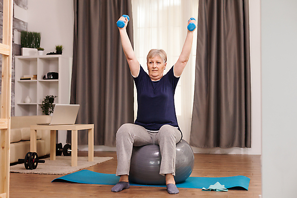 포토 JPG 해외이미지 전신 백인 라이프스타일 여자 노년 할머니 거실 실내 건강 한명 들기 앉기 두명 앞모습 운동복 운동 손들기 아령 매트 짐볼 노인여자한명만 해외포토 서양인 1 옷 뷰포인트 모션 사람 성인 내부 생활 여자한명만 노인여자만 파일형식 이미지허브