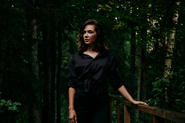 포토 JPG 해외이미지 백인 모델 드레스 여자 얼굴 자연 갈색머리 요정 한명 사람 성인 10대 여름 뷰티 머리 유행 검은색 어둠 침묵 놀람 할로윈 마법사 신선 가운 의식 중세 숲 마녀 공상 마법 까마귀 부족 고딕 천진난만 스타일 해외포토 서양인 1 헤어스타일 옷 계절 감정 컬러 컨셉 청소년 조류 표정 신체부위 소리 역사 생태계 파일형식 이미지허브