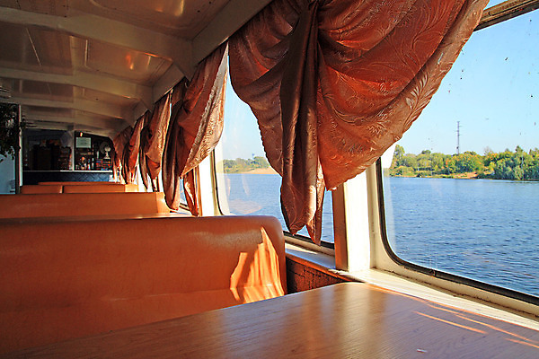 포토 JPG 해외이미지 스포츠 바다 여행 의자 창문 교통시설 유리 탁자 항해 사람없음 목재 가로 물 강 햇빛 반사 갈색 장비 골동품 흰색 보트 재산 클래식 우아함 크루즈 갑판 묶기 함선 승객 모터보트 모터 추적 넘어짐 쉬운 방식 해외포토 자연요소 나무 컬러 가구 교통 컨셉 배_교통 재료 모션 재질 금융 태양 시설 파일형식 이미지허브