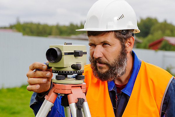 포토 JPG 해외이미지 백인 직업 남자 밭 자연 모바일 노동자 주택 한명 사람 야외 초록색 망원경 장비 기구 잡기 엔지니어 안전모 헬멧 땅 측정 각도 삼각대 건축업자 땅바닥 측량사 광학 해외포토 서양인 1 건축 컬러 농업 모션 바닥 건물 기술자 안전장비 보호장비 생태계 파일형식 이미지허브