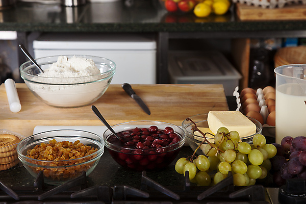 포토 JPG 해외이미지 음식 포도 사람없음 주방 숟가락 우유 설탕 컵케이크 굽기 밀가루 버터 성분 건포도 해외포토 과일 유제품 수저 케이크 가루 구이 건과일 파일형식 이미지허브