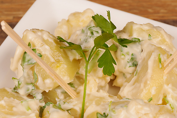 포토 JPG 해외이미지 전통 접시 유럽 부분 감자 마늘 사람없음 가로 신선 지중해 묘사 매움 서빙 마요네즈 스페인요리 핸드메이드 해외포토 식기 나라 음식 바다 채소 소스_음식 스페인 맛 파일형식 이미지허브