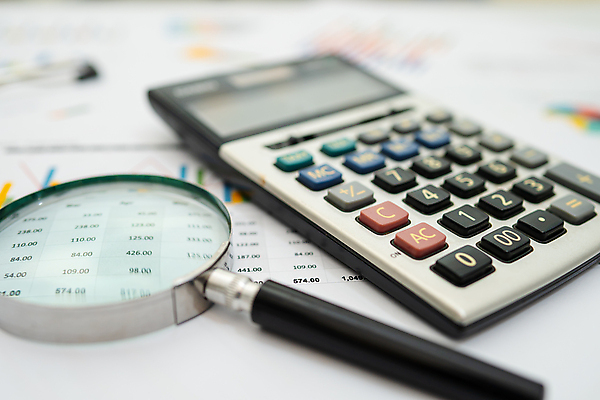 포토 JPG 해외이미지 백인 1 손 산업 종이 비즈니스 성공 그래프 사람 사람없음 그래픽 초록색 금융 경제 사무실 숫자 펜 자료 계산기 성장 흰색 작업 비즈니스우먼 시장 상담원 주식 심볼 분석 보고서 문서 투자 회계 분석가 세금 예산 해외포토 서양인 직업 문자 여자 컬러 컨셉 문구용품 신체부위 필기구 장비 직장인 사무원 파일형식 이미지허브