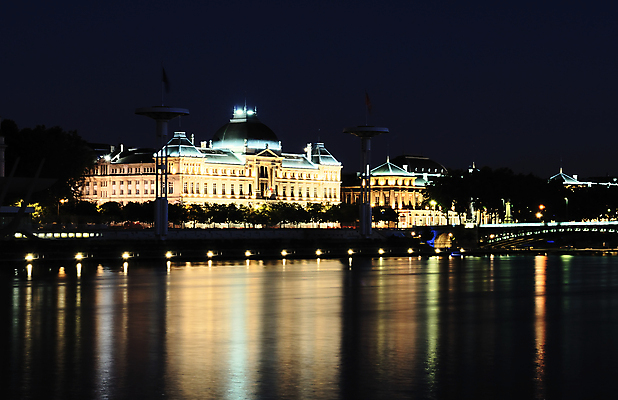 포토 JPG 해외이미지 건축양식 사람없음 건물 빛 강 도시풍경 반사 프랑스 도시 야간 장면 리옹 스타일 해외포토 자연요소 건축물 건축 유럽 풍경 파일형식 이미지허브