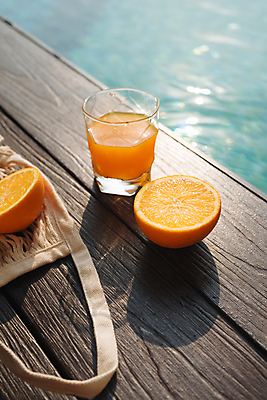 포토 JPG 해외이미지 주간 오렌지 단면 잔 한잔 수영장 사람없음 야외 오렌지주스 해외포토 자연요소 1 식기 과일 과일주스 파일형식 이미지허브