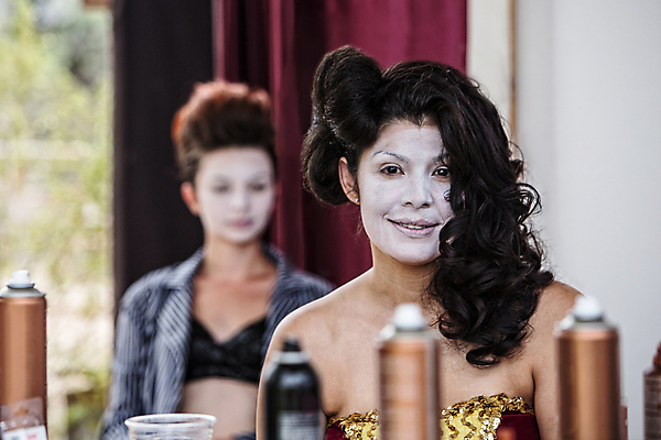 포토 JPG 해외이미지 캐릭터 여자 행복 2 미소 웃음 사람 성인 두명 연주자 광대 흰색 인디언 배우 서커스 드라마 히스패닉 역할 특별함 해외포토 감정 컬러 컨셉 표정 아메리카 음악가 연예인 파일형식 이미지허브