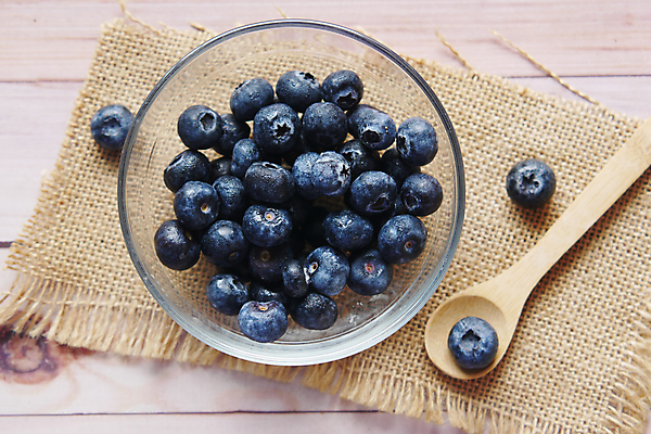 포토 JPG 해외이미지 그릇 실내 사람없음 하이앵글 신선 달콤 담기 블루베리 유리그릇 나무숟가락 나무배경 해외포토 식기 뷰포인트 백그라운드 과일 모션 유리 내부 숟가락 맛 파일형식 이미지허브