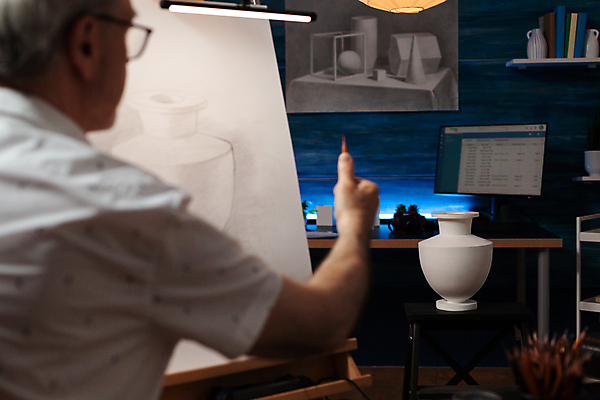 포토 JPG 해외이미지 백인 할아버지 노년 남자 실내 한명 들기 상반신 뒷모습 연필 도자기 그리기 스케치 이젤 노인남자한명만 해외포토 서양인 1 뷰포인트 모션 학용품 미술 사람 성인 내부 필기구 미술도구 남자한명만 노인남자만 파일형식 이미지허브