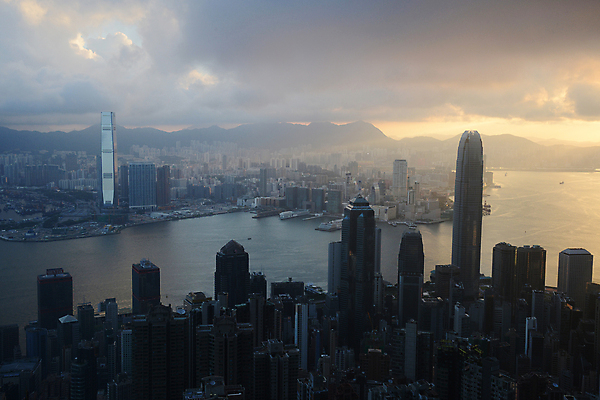 포토 JPG 해외이미지 아시아 섬 비즈니스 건축양식 하늘 아침 산 풍경 사람없음 건물 금융 도시풍경 일출 항구 고층빌딩 중국 새벽 광선 도시 도심 장면 홍콩 스카이라인 절정 해외포토 주간 자연요소 건축물 건축 나라 교통시설 빌딩 경제 노을 파일형식 이미지허브
