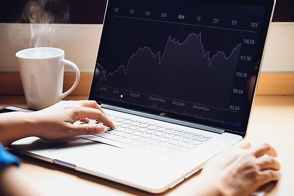 포토 JPG 해외이미지 손 커피 백그라운드 인터넷 비즈니스 통신 탁자 모바일 그래프 선인장 직장 사람 앉기 사람없음 컵 노트북 스마트폰 핸드폰 컴퓨터 사무실 연필 디지털 스크린 공책 자료 계산기 정보 타이핑 키보드 업무 비즈니스맨 네트워크 주식 책상 문서 바쁨 인덱스 온라인 마케팅 소셜 해외포토 식물 식기 남자 음료 가구 회사 모션 문구용품 학용품 신체부위 금융 전자제품 스마트기기 필기구 장비 작업 직장인 파일형식 이미지허브