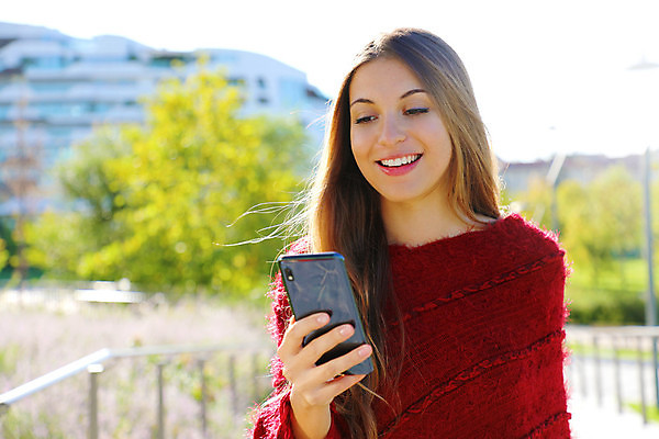 포토 JPG 해외이미지 백인 라이프스타일 손 공원 여자 행복 크리스마스 겨울 비즈니스 텍스트 통신 모바일 세포 한명 사람 앉기 야외 빨간색 스마트폰 핸드폰 뷰티 유행 봄 타이핑 잡기 도시 메시지 연결 스마트 해외포토 서양인 1 계절 공공시설 기념일 감정 컬러 컨셉 모션 생활 신체부위 전자제품 스마트기기 파일형식 이미지허브