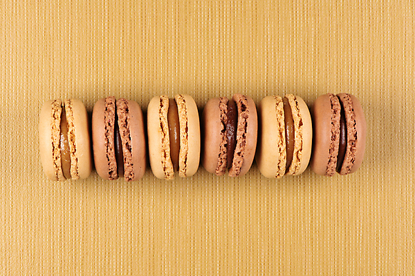 포토 JPG 해외이미지 디저트 실내 사람없음 하이앵글 달콤 일렬 마카롱 베이지색배경 해외포토 음식 뷰포인트 백그라운드 내부 맛 베이지색 파일형식 이미지허브