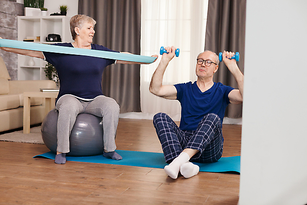 포토 JPG 해외이미지 전신 백인 라이프스타일 여자 노년 남자 거실 남편 함께함 건강 들기 앉기 두명 앞모습 옆모습 운동복 운동 스트레칭 아령 매트 아내 당기기 짐볼 헬스밴드 노인만 해외포토 서양인 옷 뷰포인트 컨셉 모션 사람 성인 생활 성인만 파일형식 이미지허브